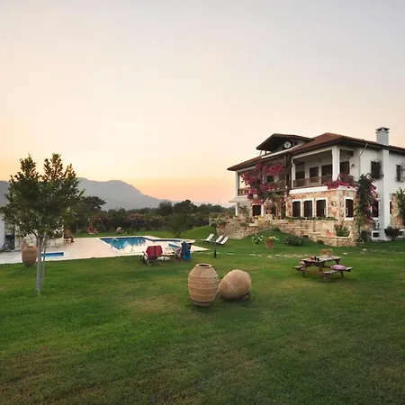 Alanya Sleeps 14 With Pool Air Con And Wifi Vila *